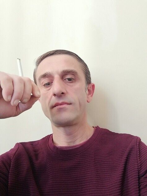  48459833  Simon, 44 ,    