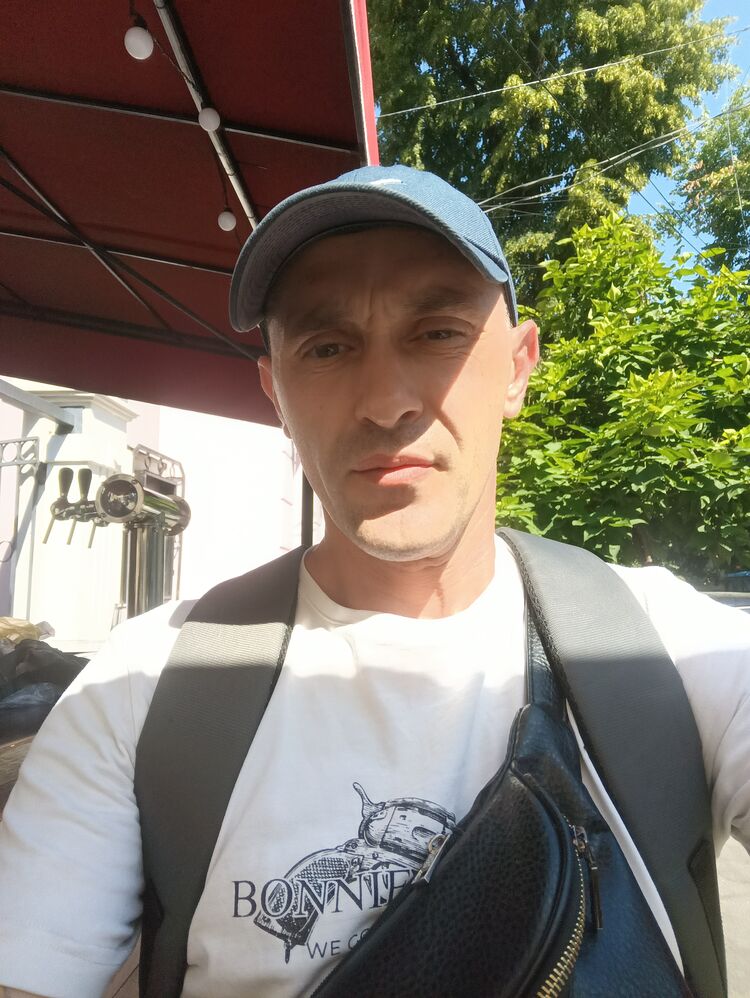  46739633  Ivan, 45 ,    