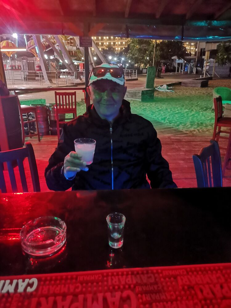  27636953  Igor, 49 ,    