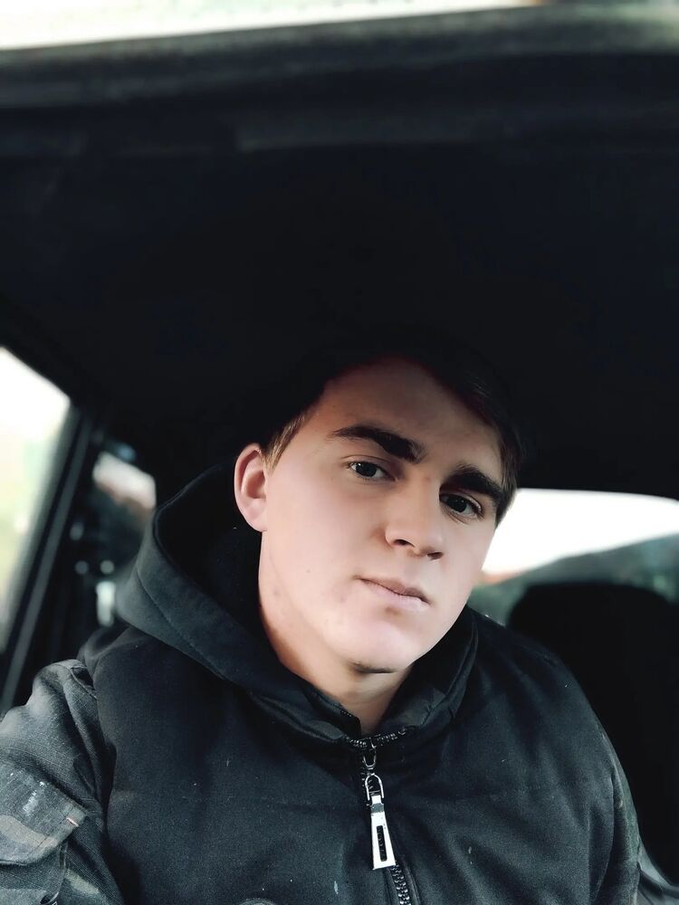  26223893  Viktor, 24 ,    