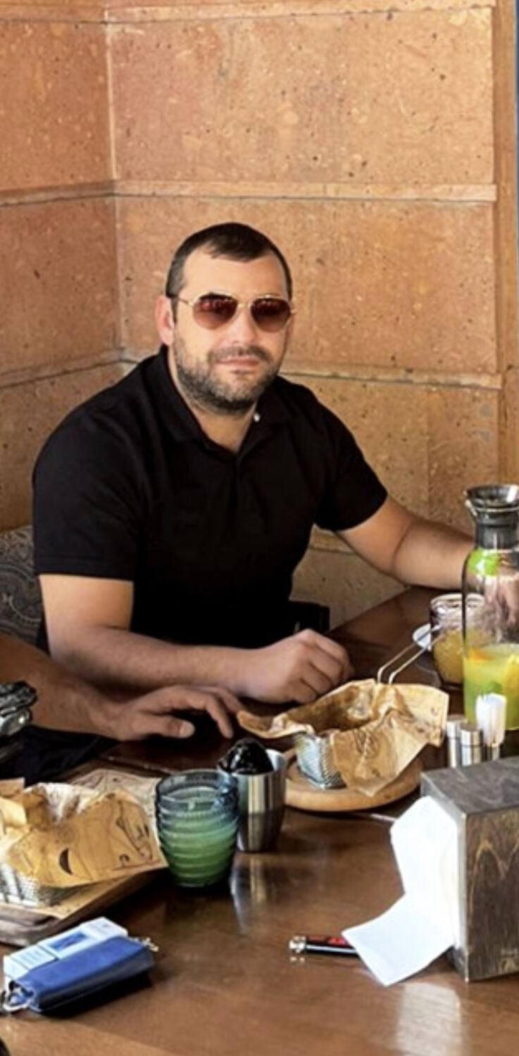  ,   Artur, 37 ,   ,   