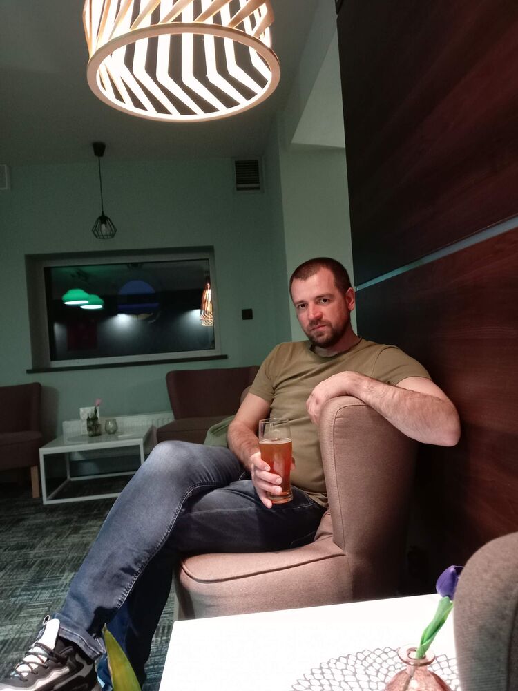  ,   Ruslan, 40 ,   ,   , c 