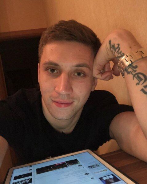  53725483  Artur, 40 ,    