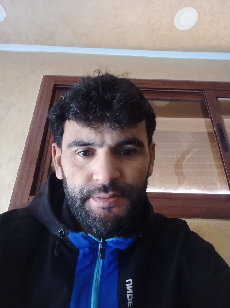 48277993  Hassan, 37 ,    