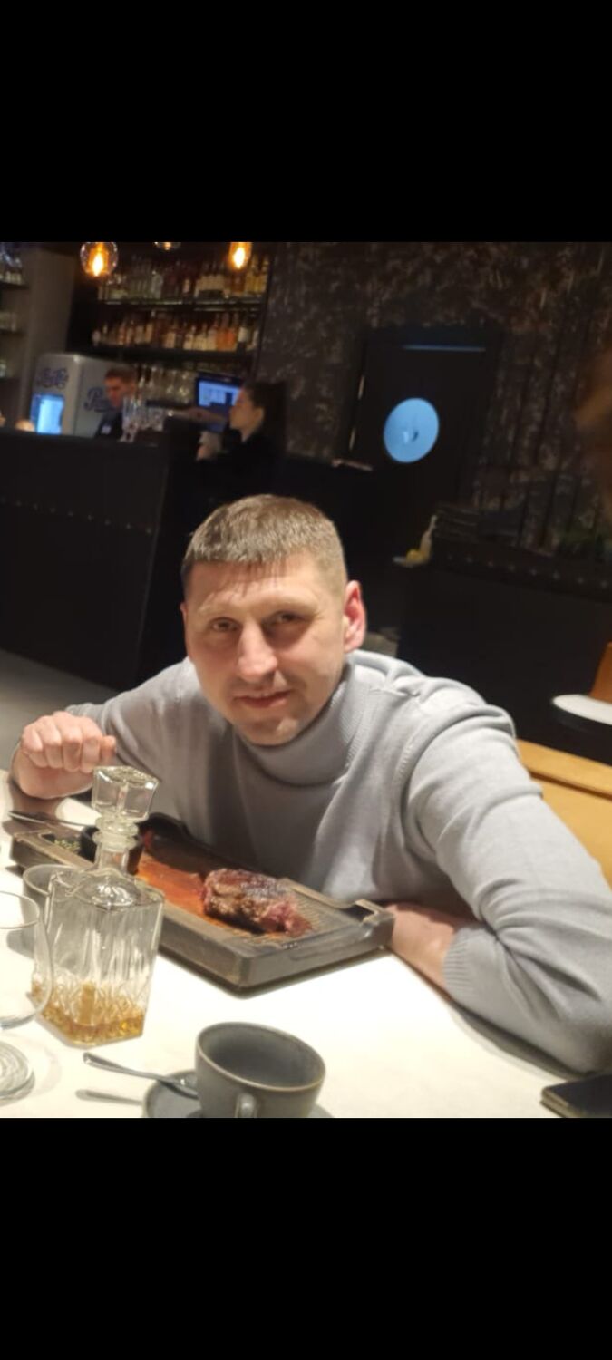  49427383  Anton, 41 ,    