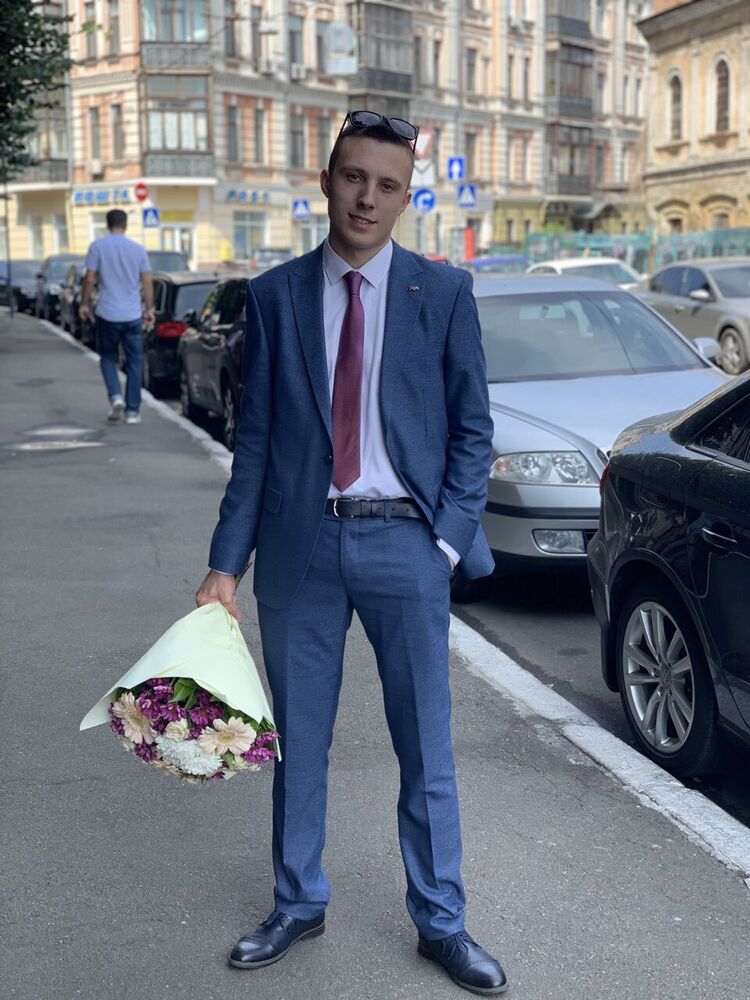  23209533  Vlad, 24 ,    