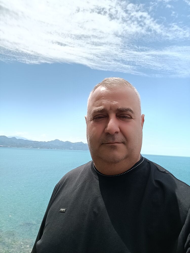  52817733  Aleko, 49 ,    