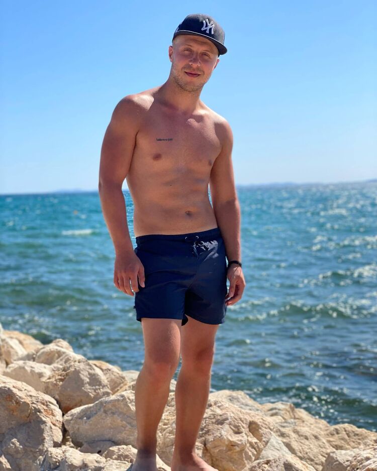  44208403  Kostantin, 39 ,    