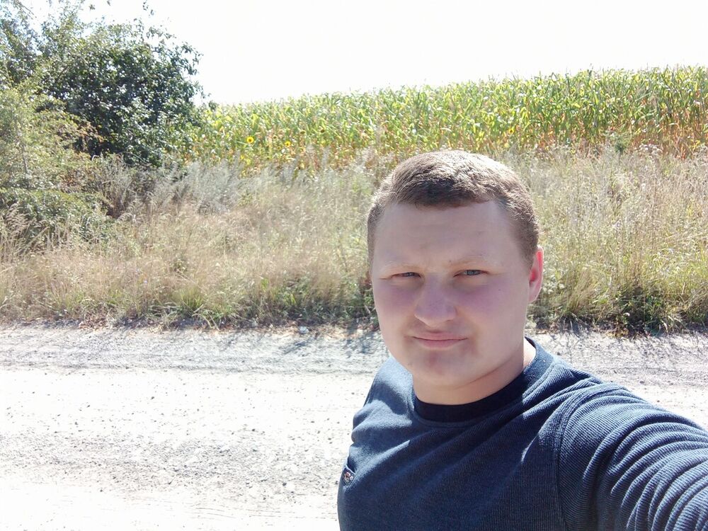  22573393  Andrij, 24 ,    
