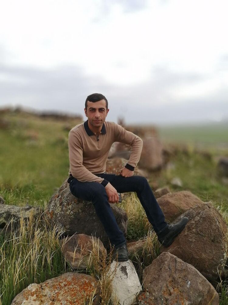  40329813  Artak, 42 ,    