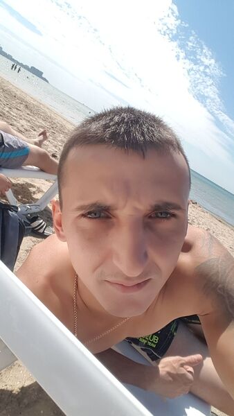  ,   Valentin, 32 ,  