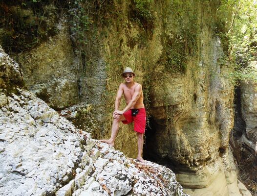  ,   Kentyxa, 44 ,  