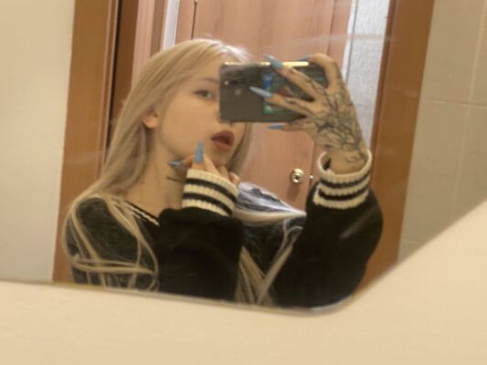  ,   Julia, 21 ,   ,   