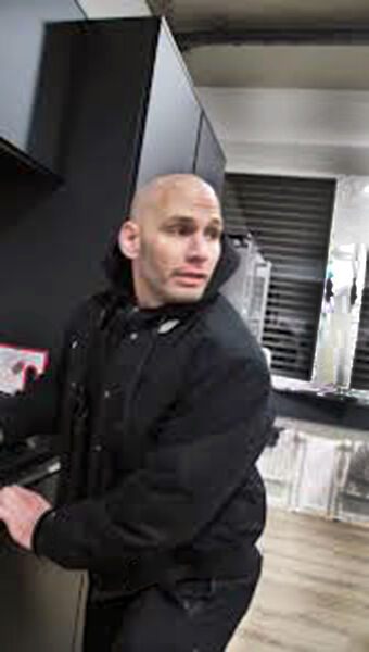  ,   Artur, 37 ,   ,   