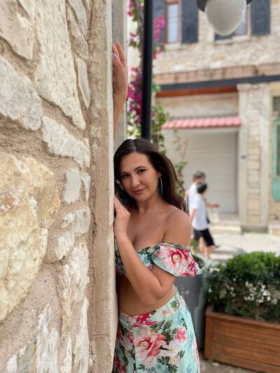  ,   Elena, 27 ,   