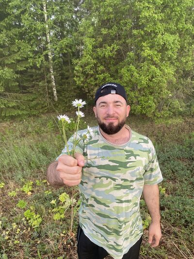  ,   Ali, 32 ,   ,   
