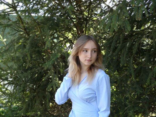  ,   Julia, 21 ,  