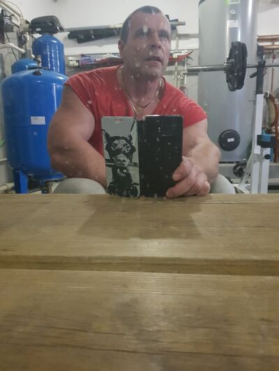 ,   Maks, 46 ,  
