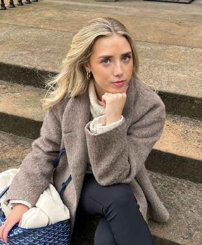  ,   Viktoria, 28 ,   ,   
