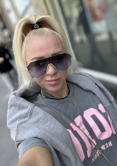  ,   Lesia, 45 ,   c , 