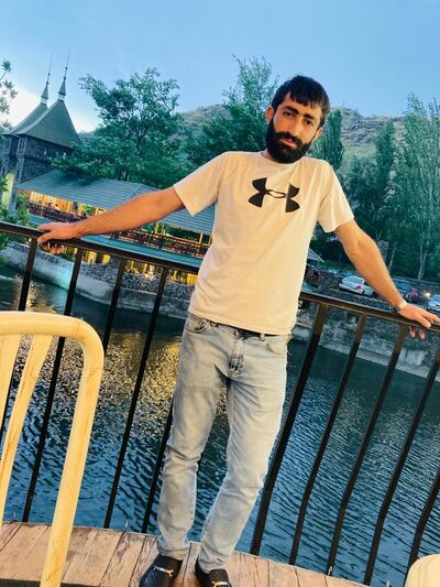  ,   Armen, 32 ,     