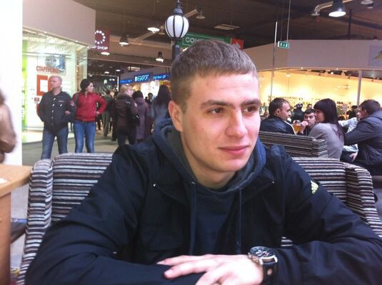  ,   Viktor, 32 ,   