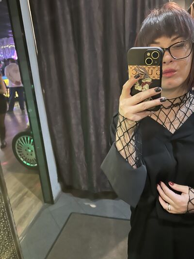  ,   Julia, 34 ,   