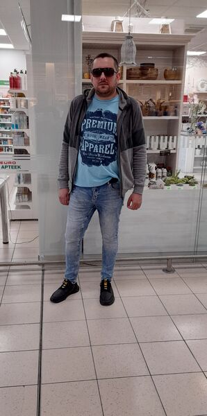  ,   Viktor, 37 ,   ,   
