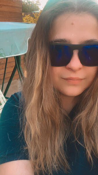  ,   Anya, 31 ,   c 