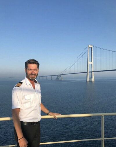  ,   Raph Tom, 54 ,   c 