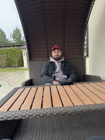  ,   Armen, 33 ,   ,   