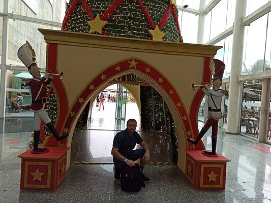 ,   Viktor Good, 40 ,  
