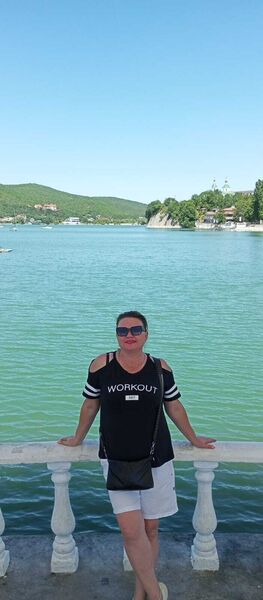  ,   Margo, 42 ,   c 