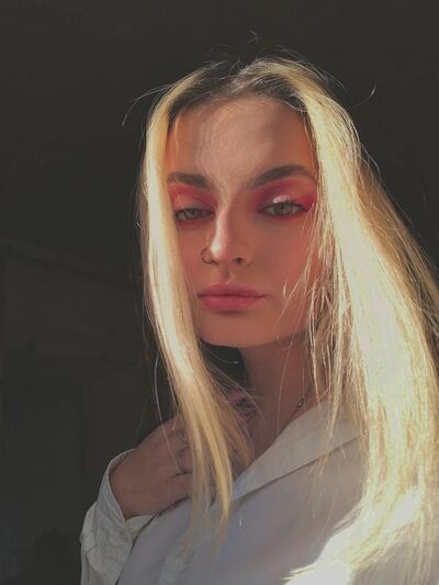  ,   Viktoria, 22 ,   ,   